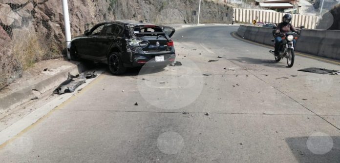 Abandonan auto BMW volcado en el acceso a Tres Marías