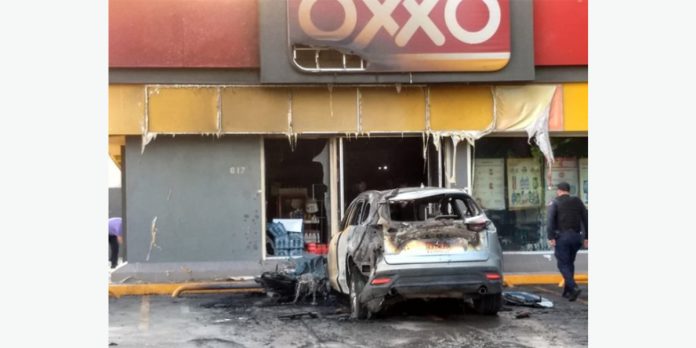 Grupos delictivos queman autos y comercios en Guanajuato