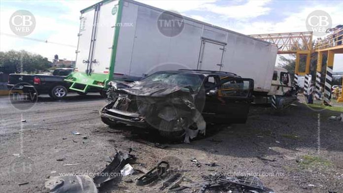 Colisionan dos tráileres y una camioneta en la Salamanca-Morelia