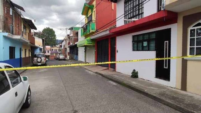 Persiguen a chofer de camioneta y lo balean en calles de Uruapan