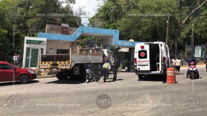 Motociclista se impacta contra camión del OOAPAS