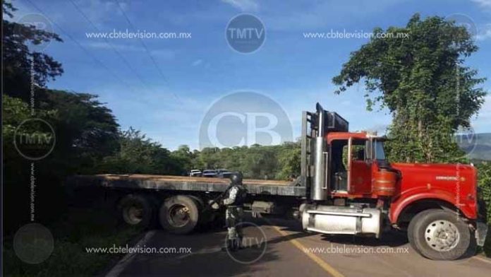 Narcobloqueos en Aguililla despliega a fuerzas militares