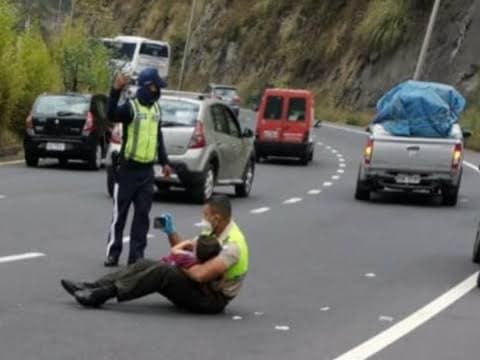 Policía calma a niño tras brutal accidente en carretera