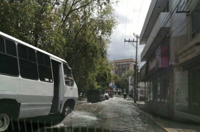 Blvd. García de León comienza temporada de lluvias con inundaciones.
