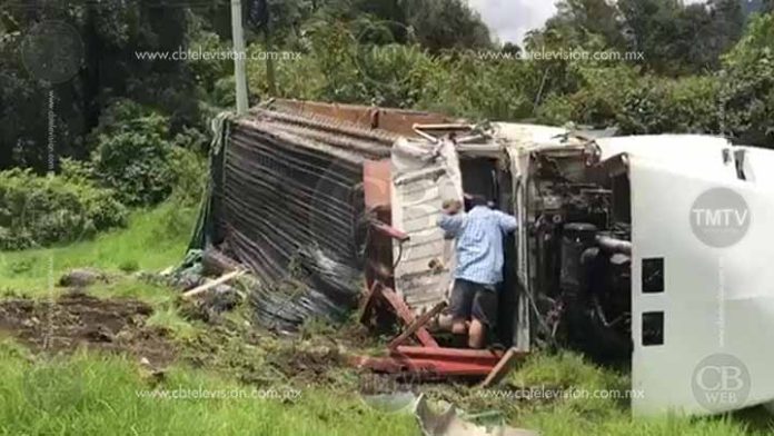 Vuelca torton cargado de varilla sobre la Uruapan-Paracho
