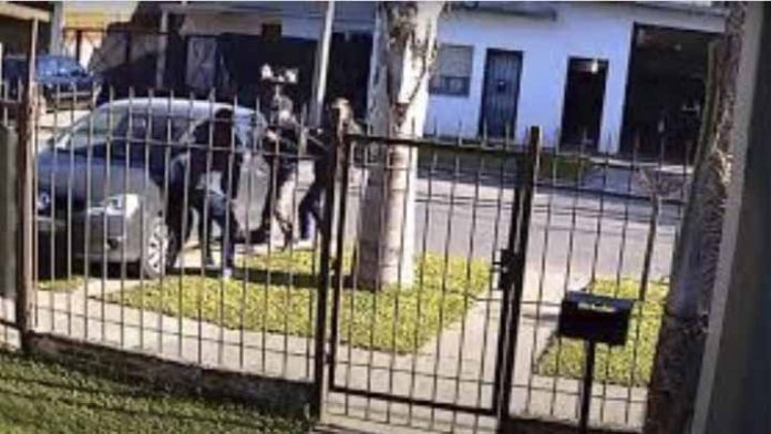VIDEO: Le roban el auto con su hijo adentro