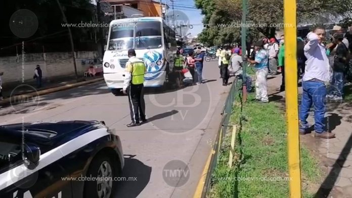 Microbús atropella a un abuelito en calles de Uruapan