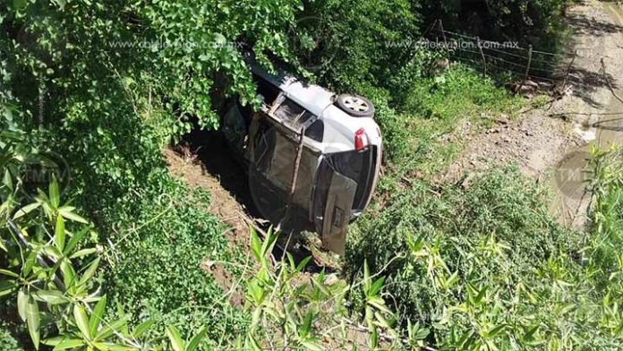 Camioneta cae a un barranco en Nocupétaro y muere una mujer