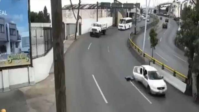 Un niño sale volando de un auto en movimiento en la CDMX