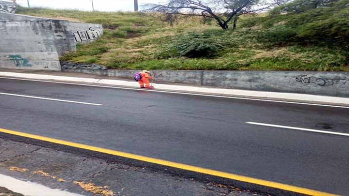 Retiran cerca de una tonelada de basura te tierra y maleza en calzada La Huerta