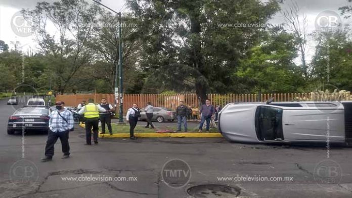 Vuelca camioneta afuera del Zoológico de Morelia
