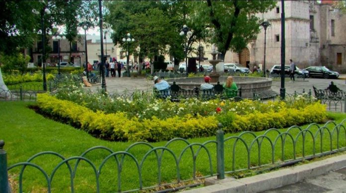 Morelianos opinan sobre cierre de plazas, jardines y alamedas los fines de semana.