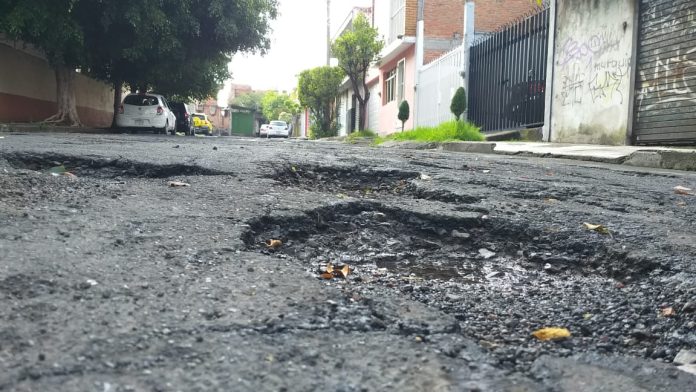 Más de 10 años con problemas de baches en la colonia Prado Verdes
