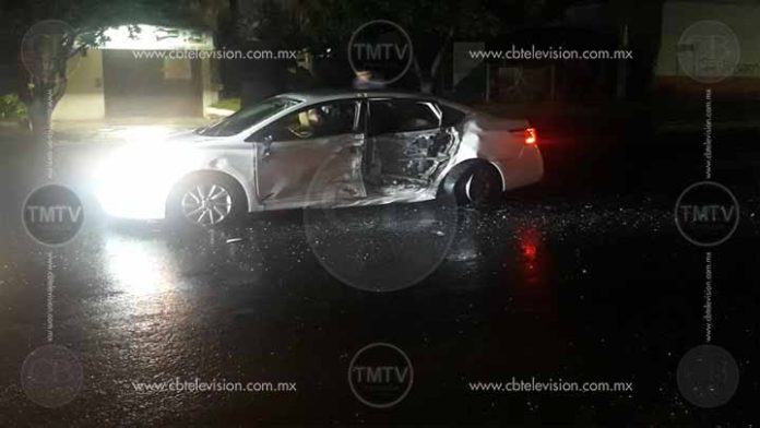 Daños materiales deja choque de autos en libramiento de Morelia