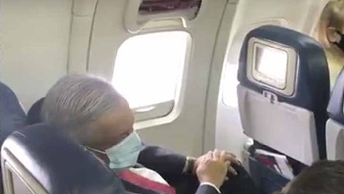 Por primera vez durante la pandemia se ve a AMLO usando cubrebocas