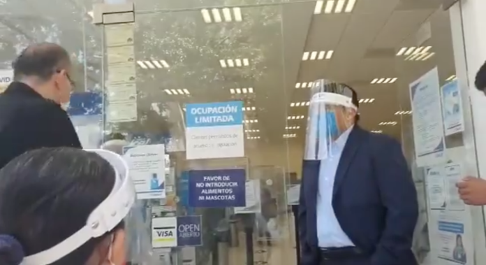 Video; Hombre se niega a que le tomen la temperatura, dice que es dañino