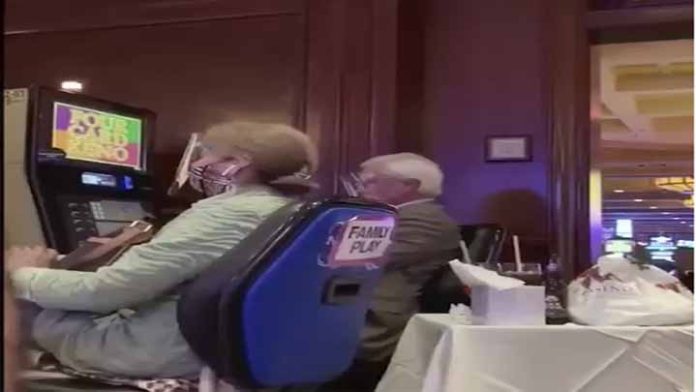 El gobernador de Baja California, disfruta de la cuarentena en un casino