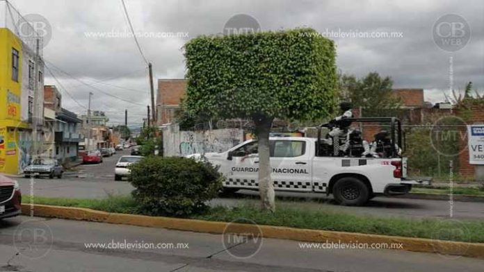 Arrestan a taxista en Morelia; quería entregar una corona de flores con una amenaza