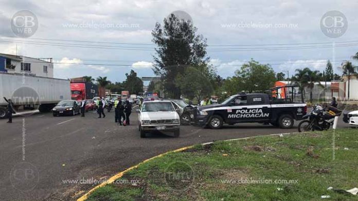 Colisionan tres autos en la salida a Pátzcuaro; entre ellos una patrulla del estado