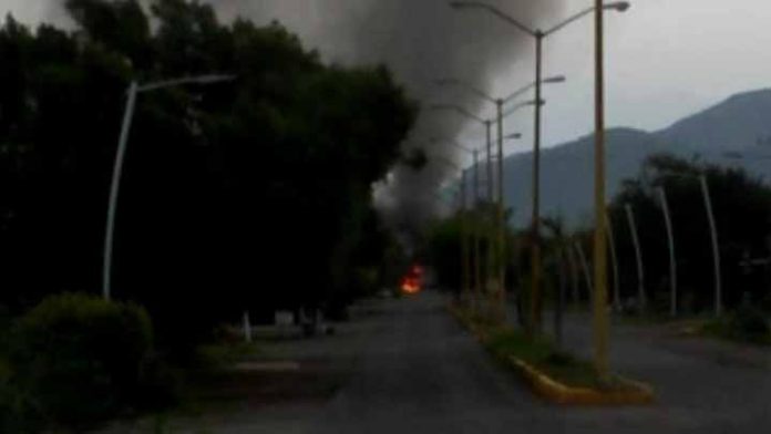 Video: Resurge quema de camiones y balaceras en Aguililla