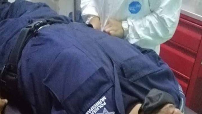 Policías fueron envenenados al recibir comida de un extraño