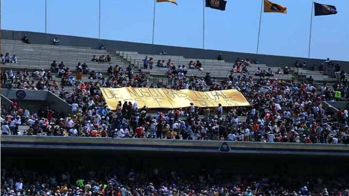 Aficionados esperaban a Pumas en C.U y los corren