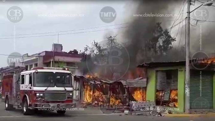 Video; Se queman dos comercios y una casa en Valle Dorado