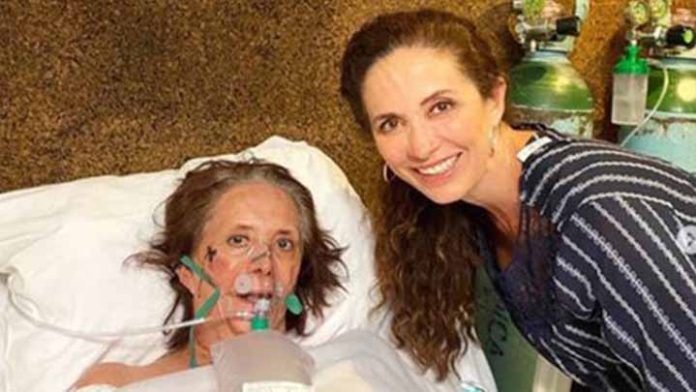 La primera actriz Cecilia Romo es dada de alta y sale del hospital.