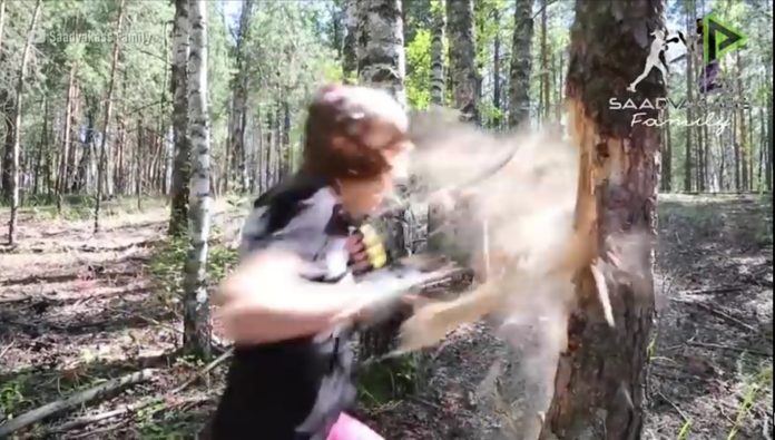 Ella es Évinka, una niña de 10 años que puede tirar un árbol a golpes