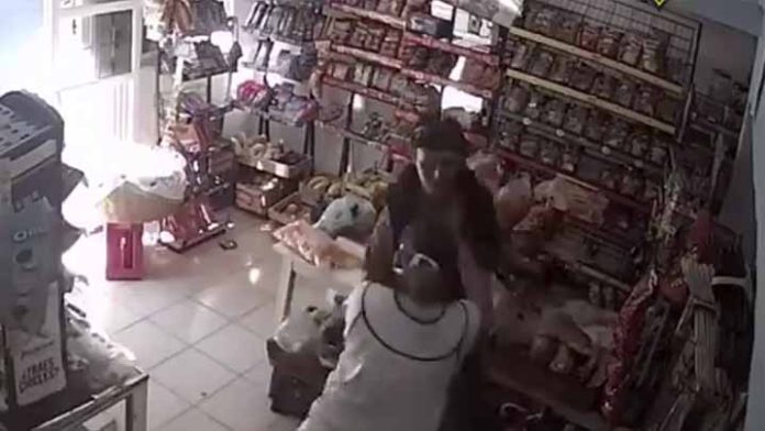 Mujer heroica defiende su tienda de un asaltante armado