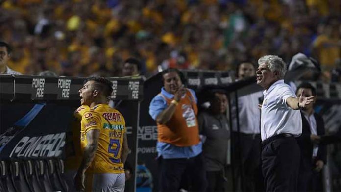 Llueven críticas contra el “Tuca” en redes sociales