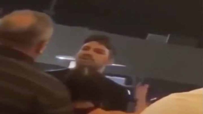 Video; Captan a peleador de la UFC golpeando a un ancianito
