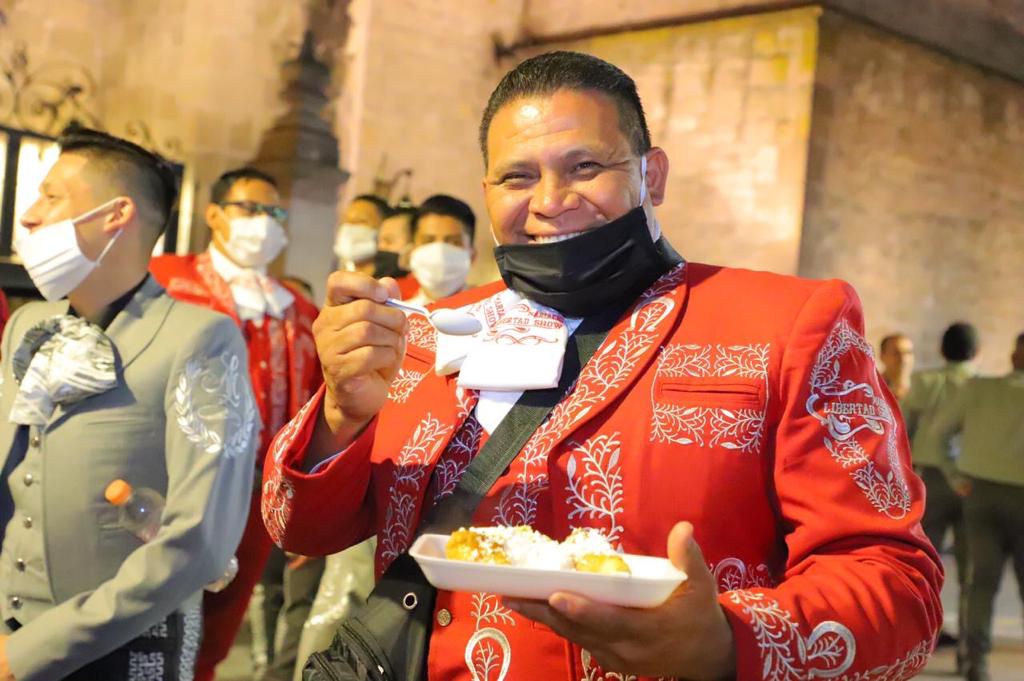 Lleva Mano a Mano cena a mariachis del centro histórico de Morelia