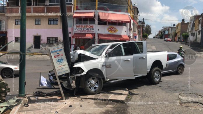 Choca camioneta de la FGE sobre Madero Oriente