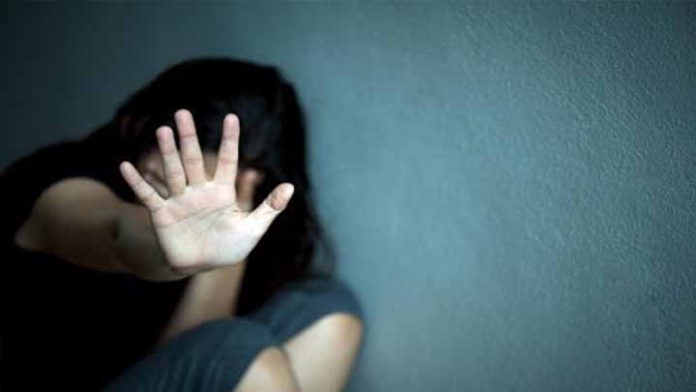 Un hombre busca a su ex-novia para que vuelvan y abusa de ella