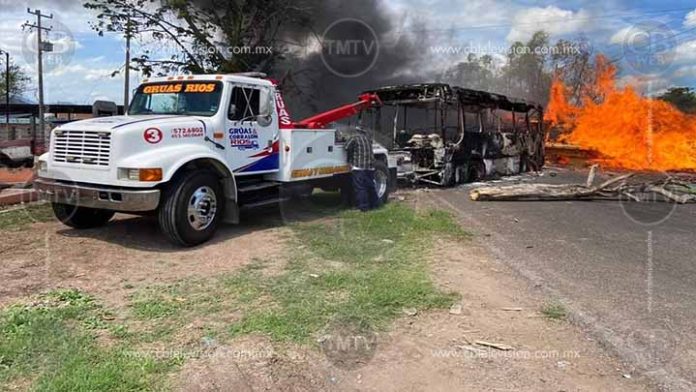 Se arma la balacera y narcobloqueos en Aguililla