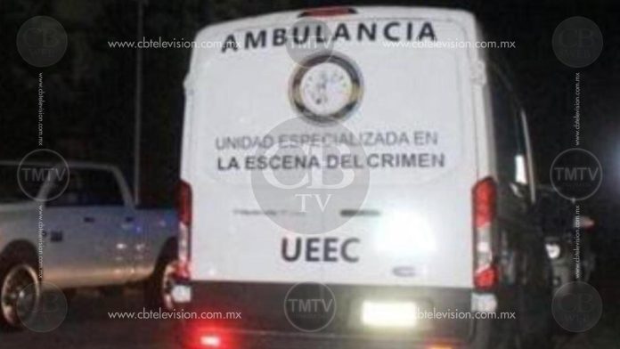Un muerto y un lesionado deja volcadura de camioneta en Ario de Rosales