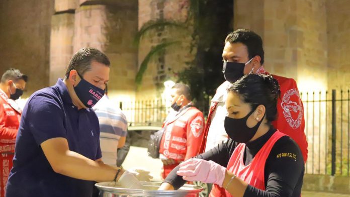 Lleva Mano a Mano cena a mariachis del centro histórico de Morelia