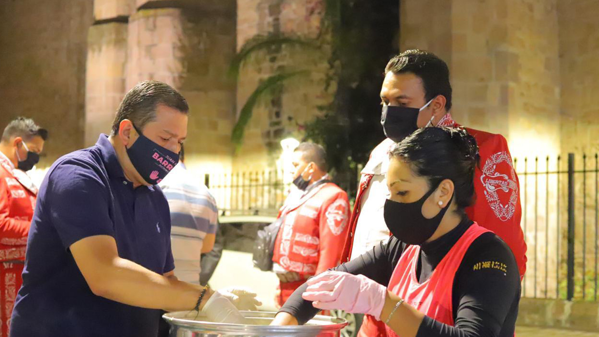 Lleva Mano a Mano cena a mariachis del centro histórico de Morelia Lleva Mano a Mano cena a mariachis del centro histórico de Morelia