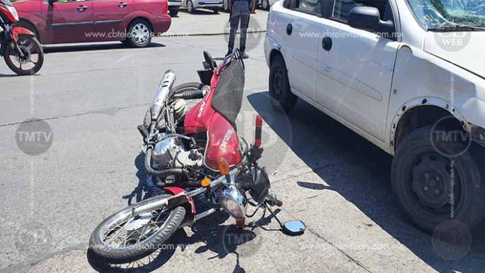 Choque de moto en Madero Poniente deja un joven lesionado