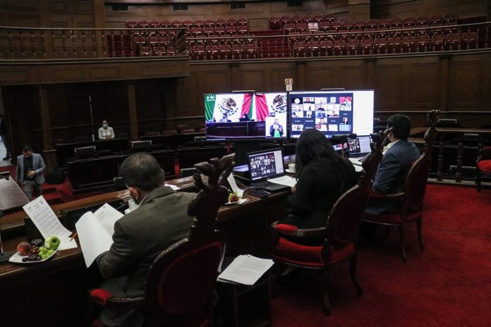 Diputados analizan iniciativas de modificación a la Constitución del Estado.
