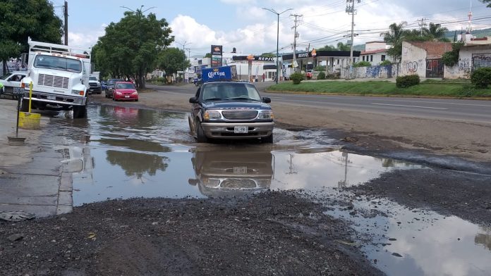 Baches, hundimientos y alcantarilla abierta sobre Av. Madero.