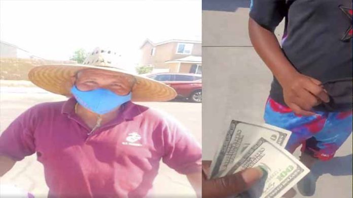 Afroamericano compra toda su mercancía a vendedor mexicano