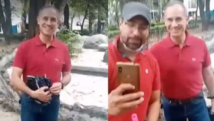 Fans encuentran a López-Gatell en la calle y sin cubrebocas