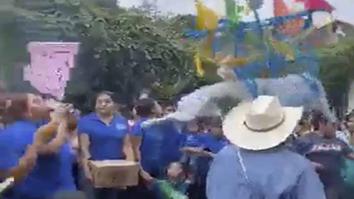 Habitantes de Atapan salen a bailar toro de petate