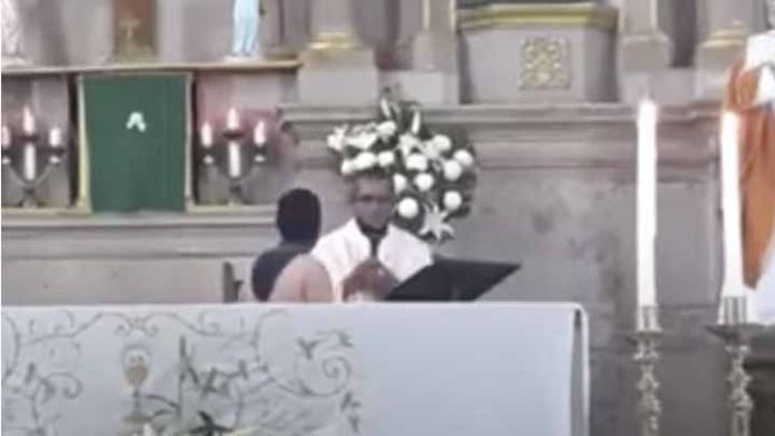 Un hombre golpea a un sacerdote que celebraba Misa