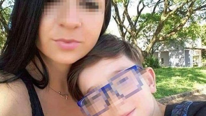 Harta de que su hijo jugara con el celular, lo estrangula