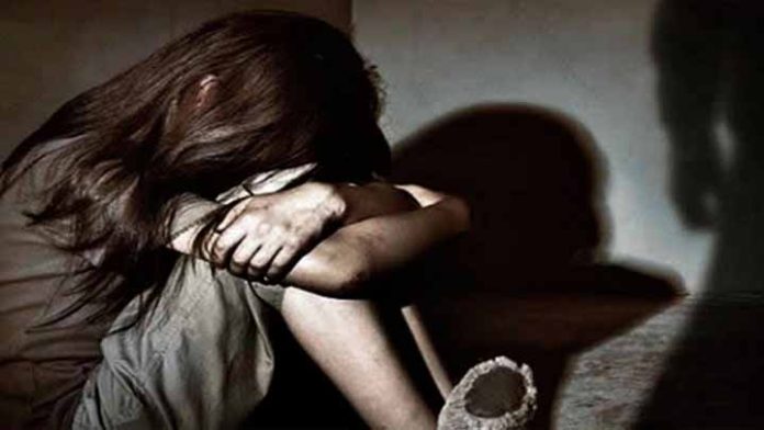 Mujeres sufren daños sexuales, emocionales o identidad, a través de violencia digital.