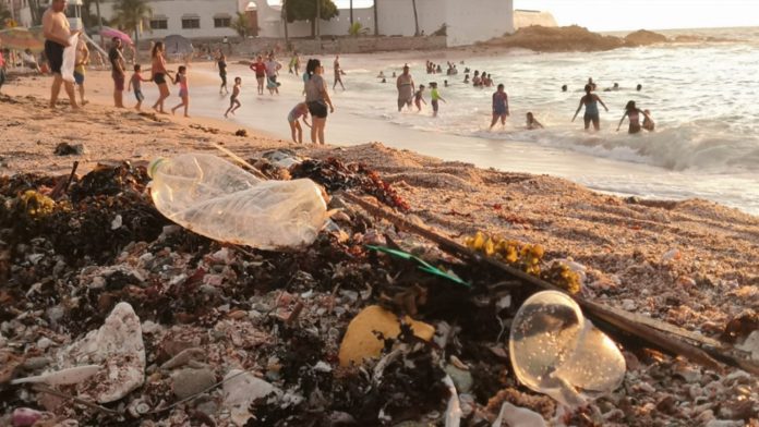 Tras reapertura de playas en Mazatlán, turistas dejan 18 toneladas de basura en un solo día