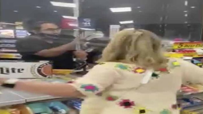 No le permiten comprar por no usar cubrebocas y se pone agresiva